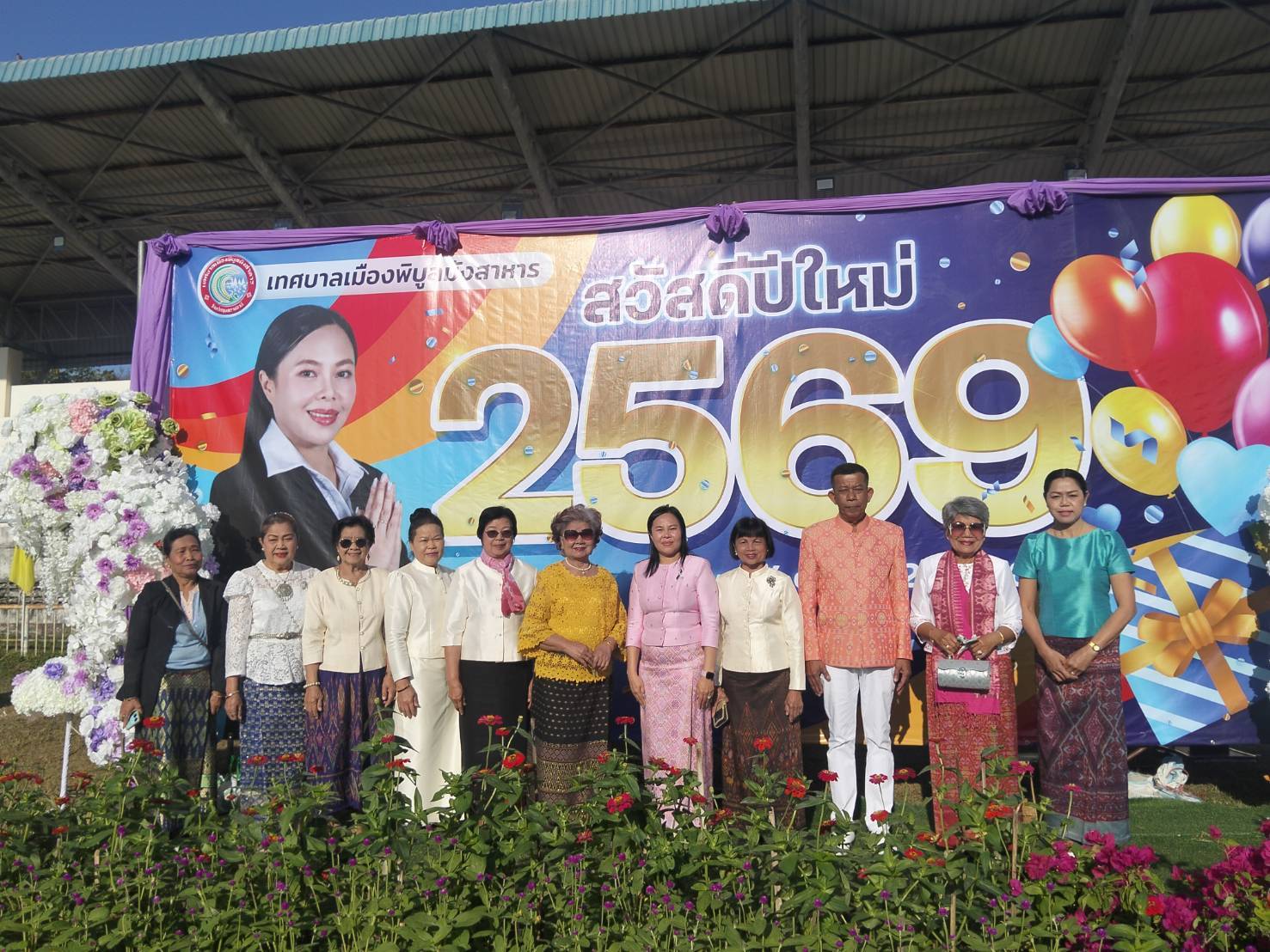 พช.-สตรี อ.พิบูลมังสาหาร ร่วมพิธีทำบุญตักบาตร ข้าวสารอาหารแห้งเนื่องในวันขึ้นปีใหม่ประจำปี 2569