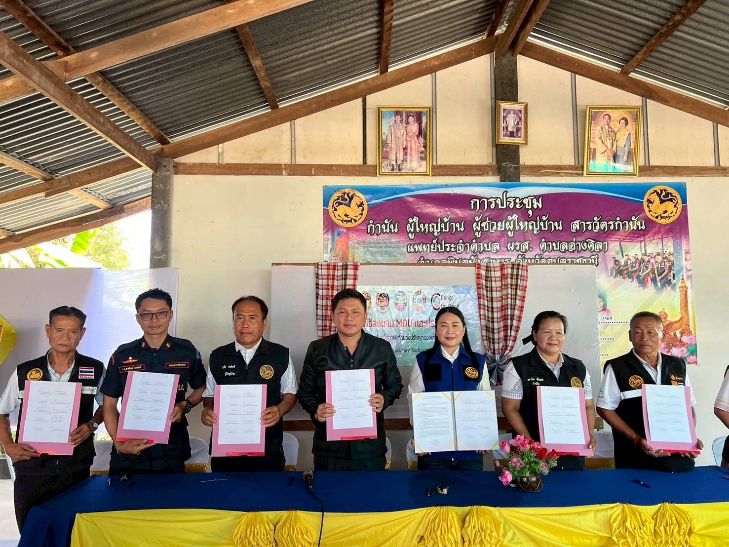 นายอำเภอนำทีม! ลงนาม MOU ประกาศวาระตำบลเข้มแข็งตามหลักปรัชญาของเศรษฐกิจพอเพียง ต.อ่างศิลา อ.พิบูลมังสาหาร พร้อมปลูกผักสวนครัวและพืชสมุนไพร ขยายผลสู่ตำบลแห่งอารยเกษตรอย่างยั่งยืน