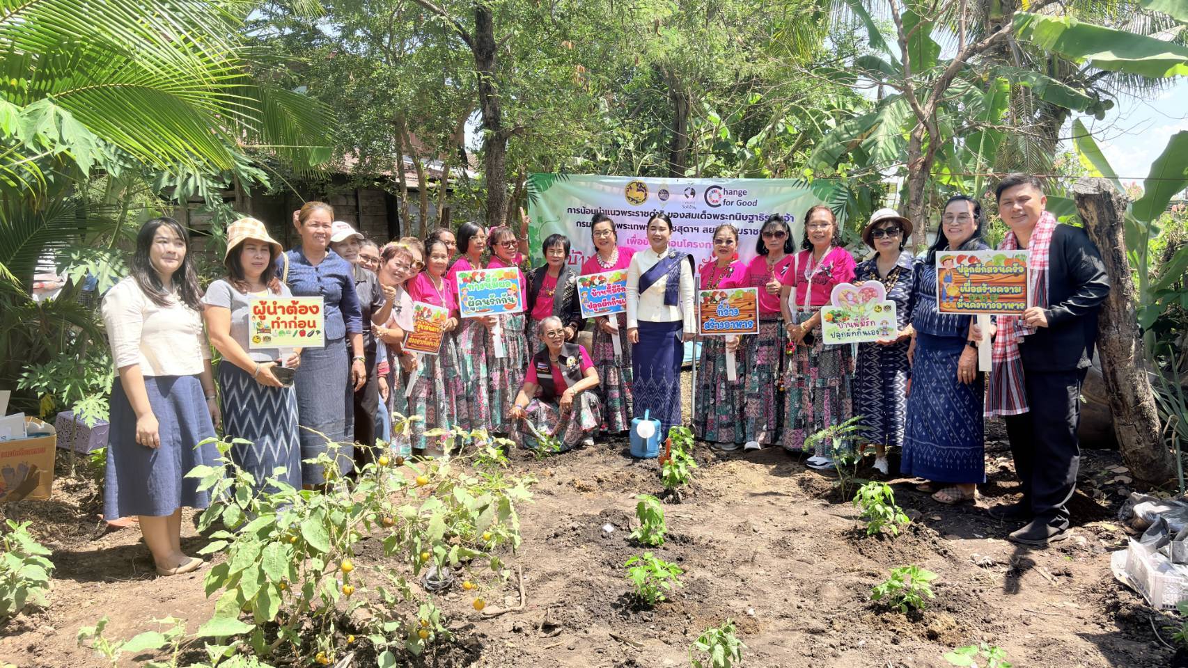 สานพลังสตรี! อำเภอพิบูลมังสาหาร จัดกิจกรรมวันสตรีสากล ปี 2569 เยือนบ้านเกิดนายอำเภอ ปลูกผักสวนครัวเพื่อสร้างความมั่นคงทางอาหาร พร้อมมอบรางวัลชื่นมื่น