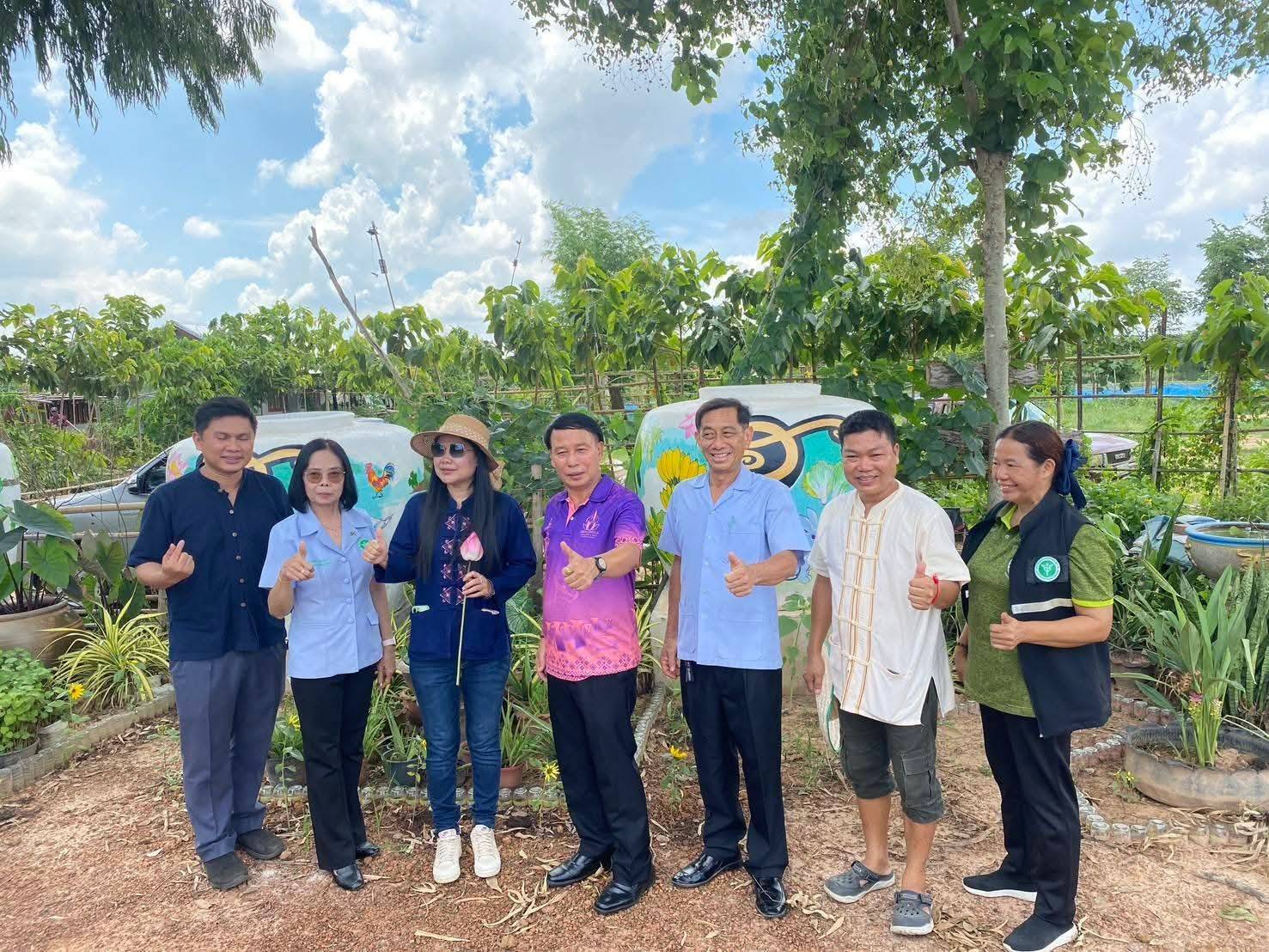 นายอำเภอพิบูลฯ เยือนศูนย์ผู้นำจิตอาสาพัฒนาชุมชนตำบลหนองบัวฮี (ศูนย์การเรียนรู้เฮือนฮ่วมแฮง" ชมเส้นทางนี้มีผลผู้คนรักกันและผลผลิตจาก "โคกหนองนา"